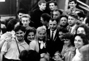 на фестивале молодёжи и студентов в Хельсинки в 1962г. – в центре Юрий Гагарин, справа среди артистов балета «Сампо» Виктор Мяукин (2)